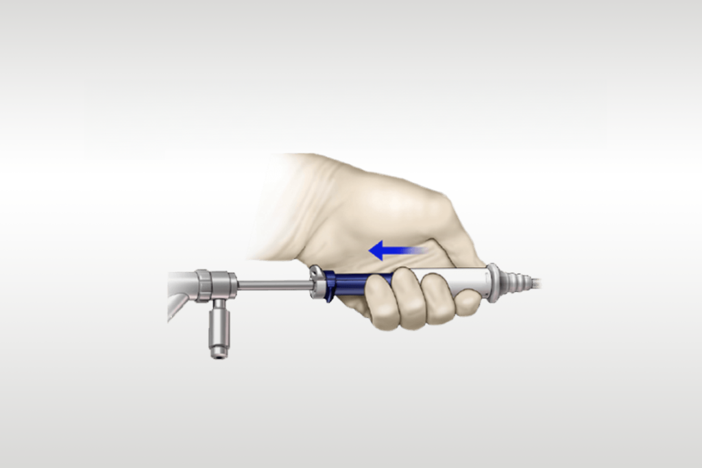 Image d’une main tenant Omni Lok