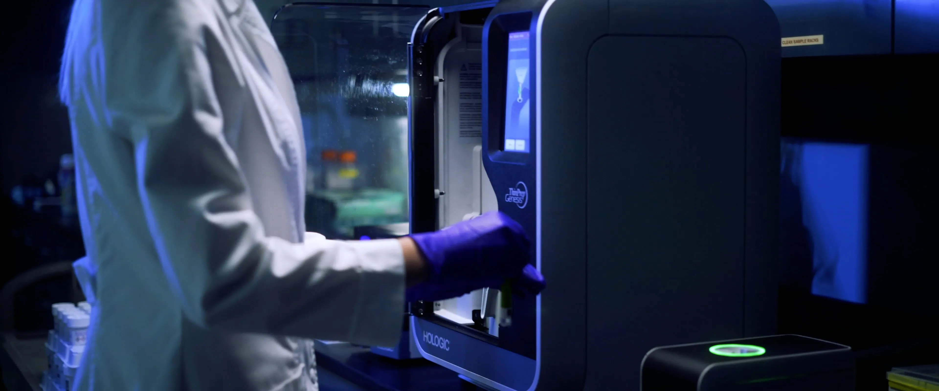 Professionnelle de laboratoire utilisant le Processeur ThinPrep® Genesis™