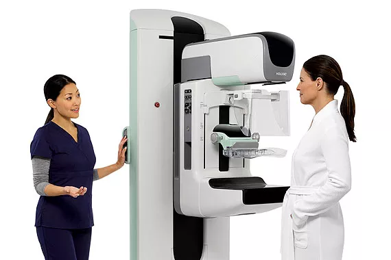 Deux professionnels de la santé se tiennent à côté du système Hologic 3D Quorum