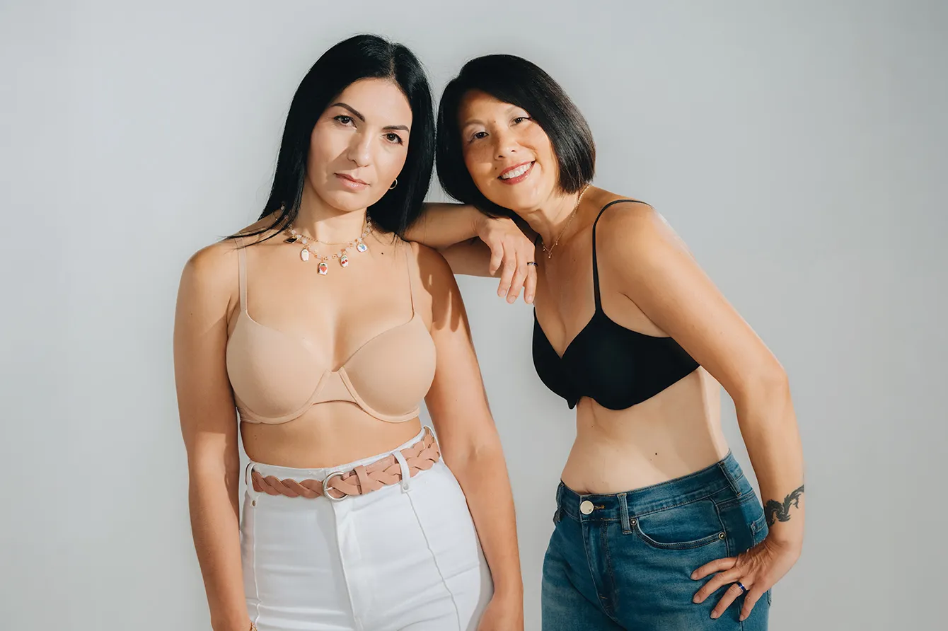 Deux femmes souriant en soutien-gorge