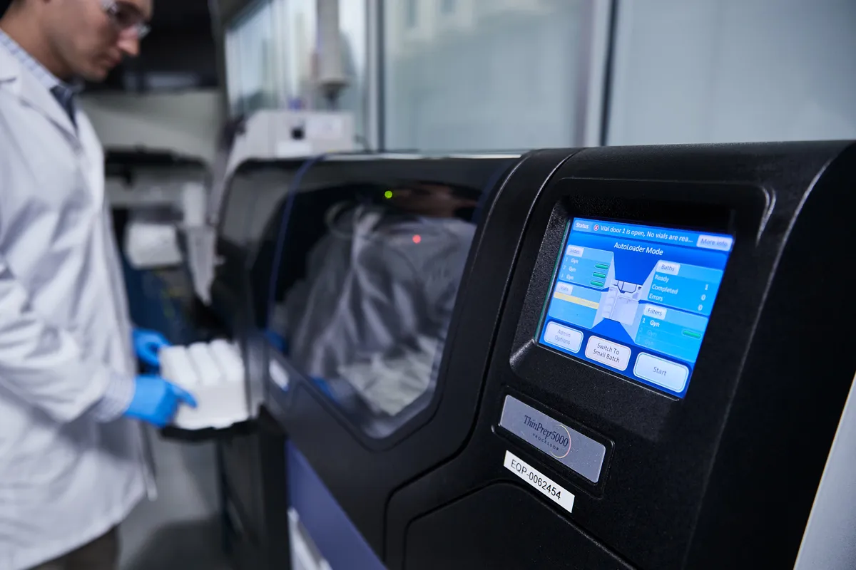Le système ThinPrep 5000 avec Autoloader est utilisé par le personnel du laboratoire.