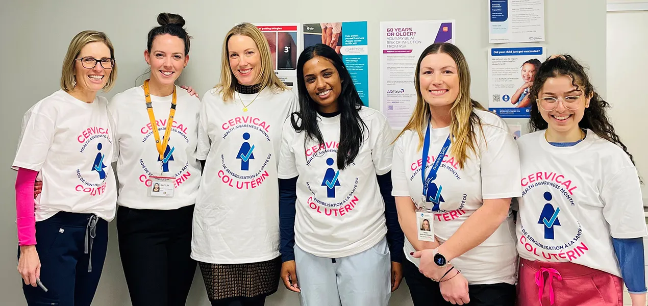 6 femmes portant des t-shirts de sensibilisation à la santé  du col utérin debout dans une clinique.